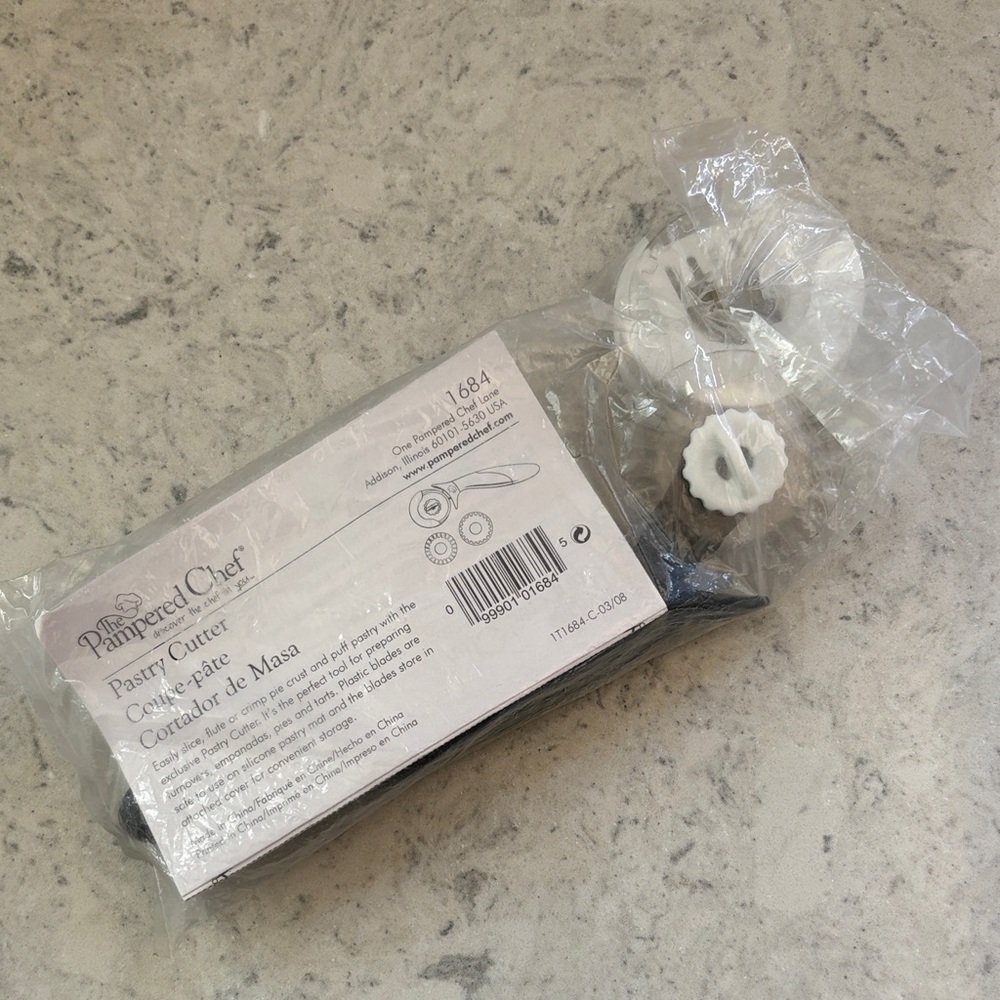 NEW Pampered Chef Pastry Cutter (#1684)